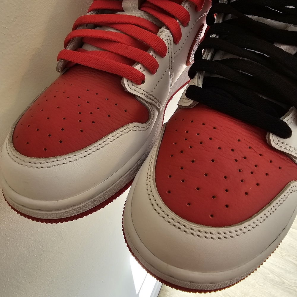 Jordan 1 Retro - Picture 2 of 5